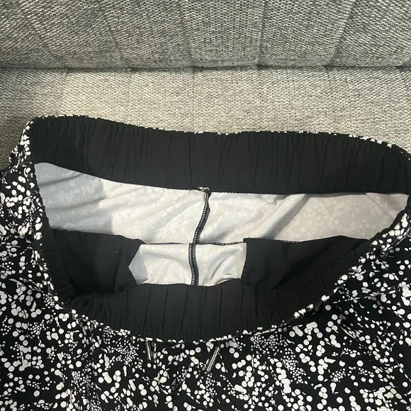 Lululemon On The Fly Short Size 8 Black and White - Picture 4 of 6